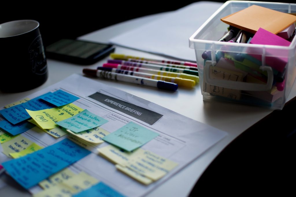 organizing your work with post-it notes and stickypad